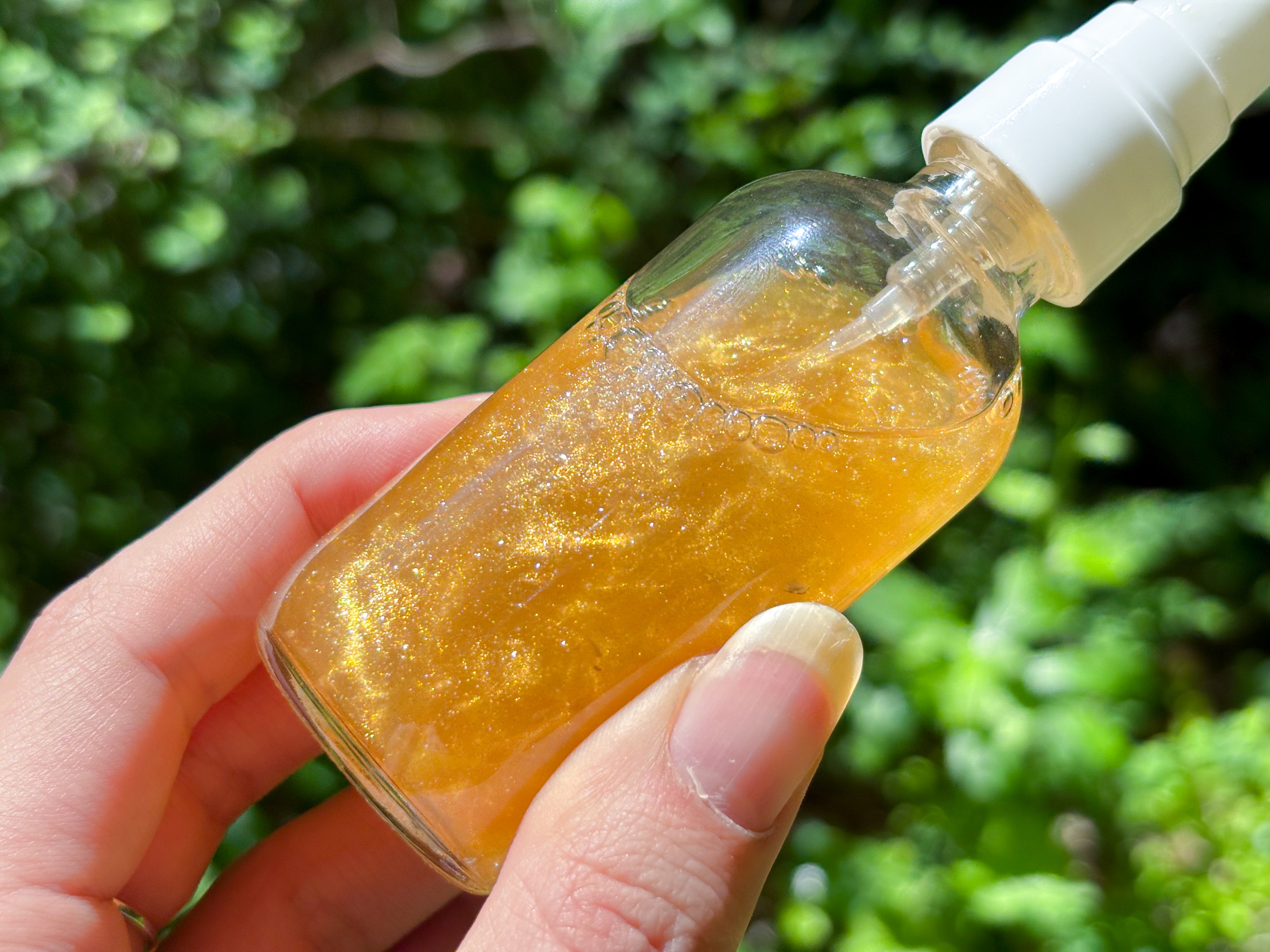 White Tea & Berries Crystal-Infused Home and Body Spray – Sage + Quartz Energy Mist for Cleansing & Aura Protection