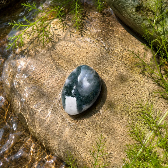 moss agate healing stone for abundance, emotional balance, and spiritual wellness
