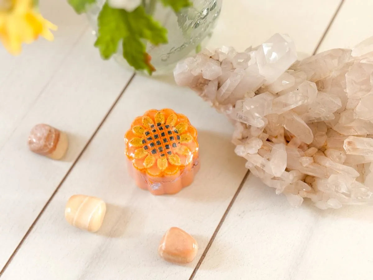 Sunflower-shaped bath bomb in citrus lemon verbena fragrance.